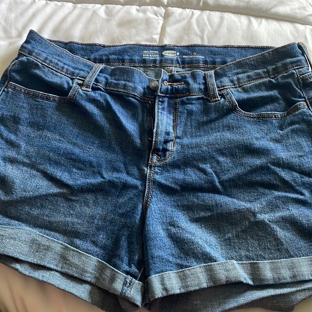 Denim shorts. Stretch. Cuffed hem.